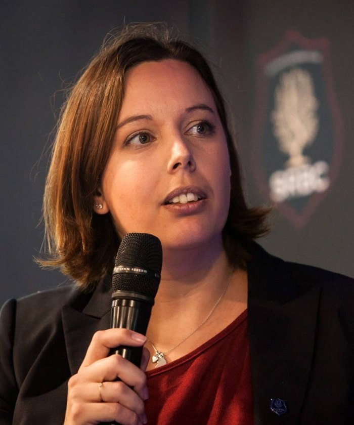 Anne-Hélène Candat au micro lors d’une conférence sur le référencement